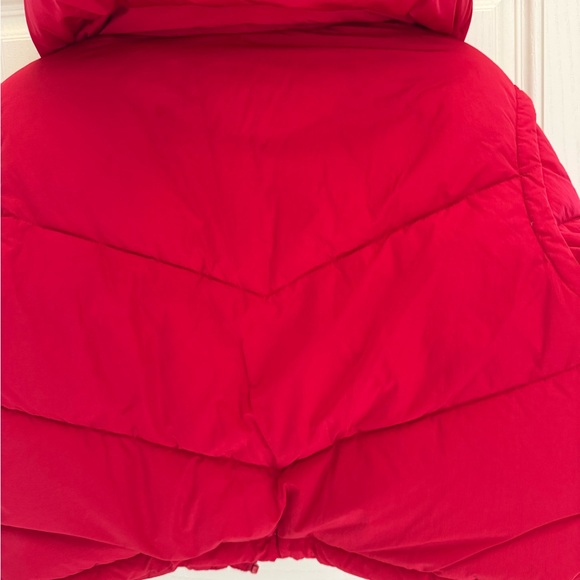 Alo Yoga Glacier Puffer jacket in Bold Red - Picture 10 of 10